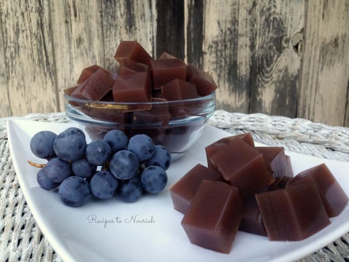 These healthy Concord Grape Gummies are made from sweet concord grapes and grass-fed gelatin ... a great alternative to store-bought fruit snacks. | Recipes to Nourish