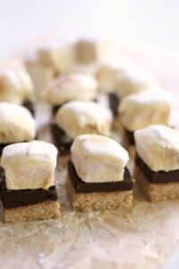 Homemade Smores Bars || Recipes to Nourish