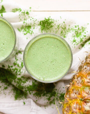 Green smoothies with matcha powder and pineapple.