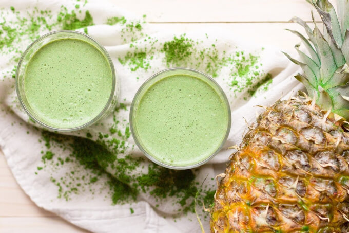 Green smoothies with matcha powder and pineapple.