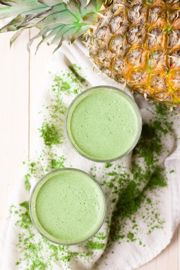 Green smoothies with matcha powder and pineapple.