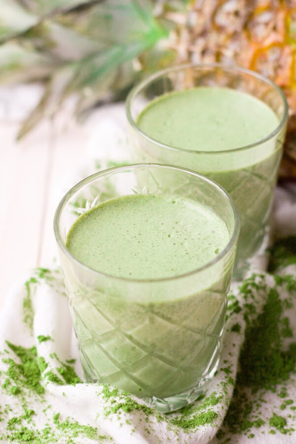 Green smoothies with matcha powder and pineapple.