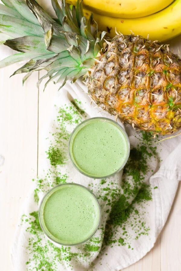 Green smoothies with matcha powder, pineapple and bananas.